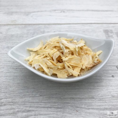 Adding a little water, dried onion slices can be used in a similar way as fresh onions.